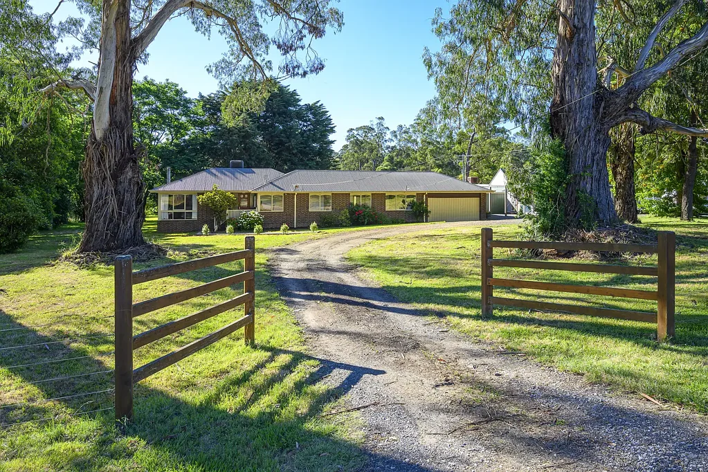 Yellingbo 4침실 IMPRESSIVE FAMILY HOME WITH LARGE SHEDDING ON 2.5 ACRES.