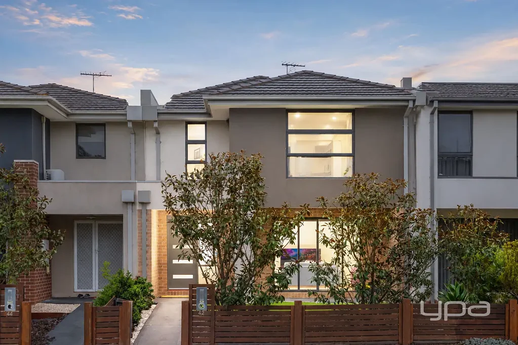 Point Cook 3房 时尚家庭生活，坐拥小溪美景，无物业管理费，位于 Featherbrook Estate 中心！！ Stylish Family Living with Creek Views & No Body Corporate in the Heart of Featherbrook Estate !!