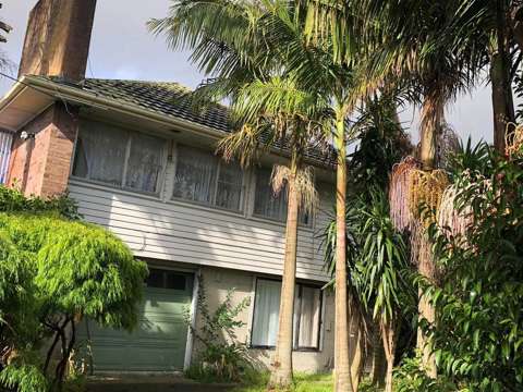 This is a 3 bedrooms with a large workshop in ...