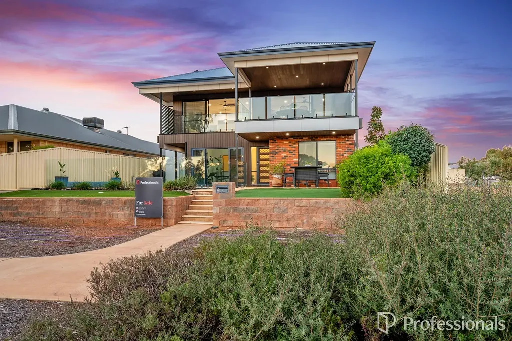 Karlkurla 5房  Fairway Views, Designer Finishes, Exceptional Living - Multi Generational Living Capabilities