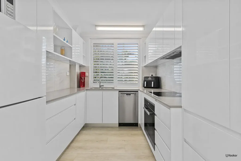 Modern Three Bedroom, Two Bathroom Furnished/Unfurnished Uni