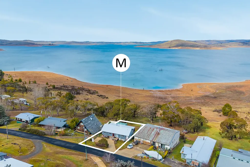 Old Adaminaby 4 Bedroom Modern Lakeside Home with Expansive Views Over Lake Eucumbene
