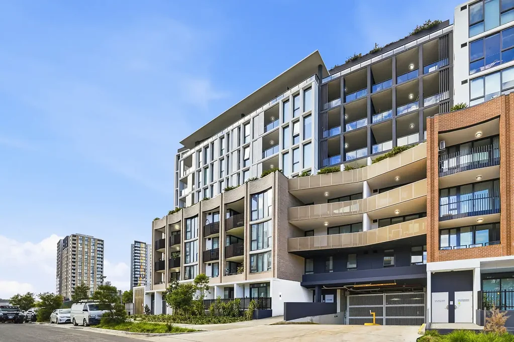 Stylish Apartment Living Moments to Metro