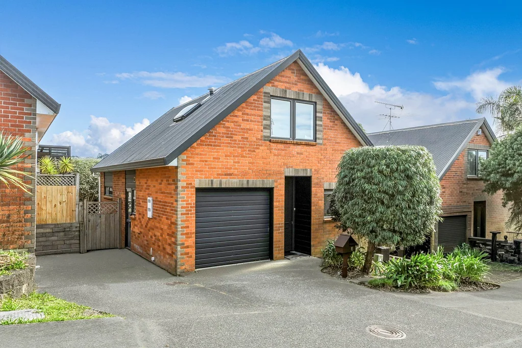 Oteha 3房  Solid Brick Stunner in the Heart of Oteha!