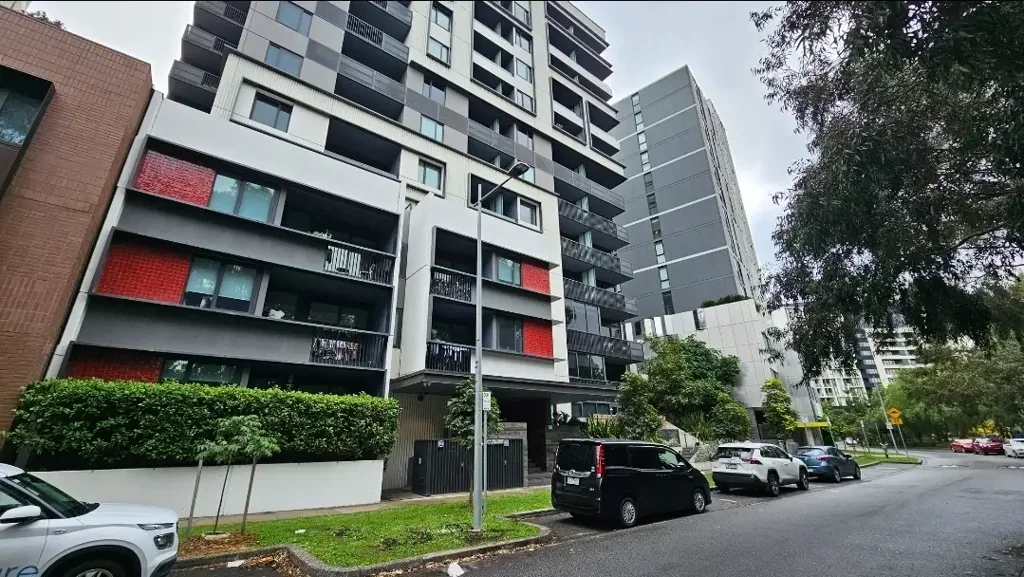 Parkville 1房 公园环绕宁静 安全公寓便利 Tullamarine Freeway近站 公交易达 宽敞一卧一书 开放空调起居 现代厨卫储物 阳台静享 管理员休息室 游泳池健身房 BEAUTIFUL 1 BED + STUDY