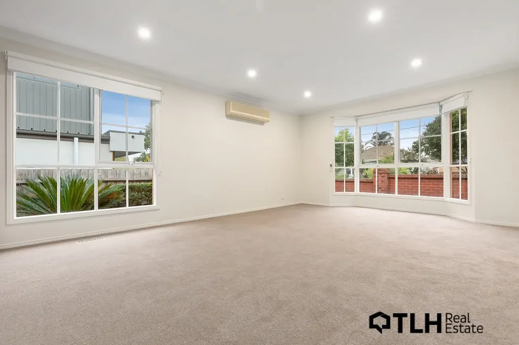 IMMACULATE 3 BEDROOM HOME - ENTRY OFF GREY STREET
