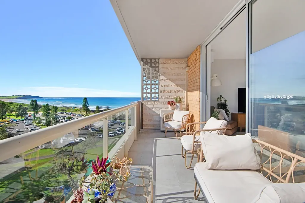 Stunning Beachside Residence with Expansive Sea Vistas