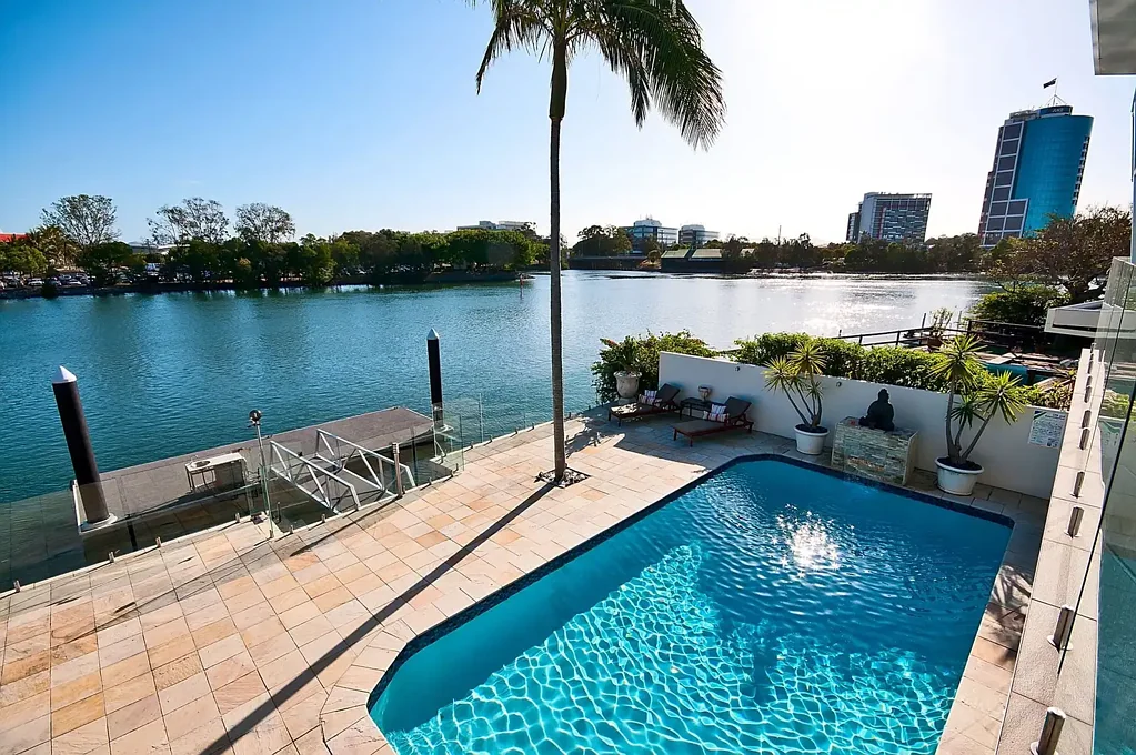 Surfers Paradise 5Zimmer Waterfront Living at Its Finest | Main River Position | Large Private Pontoon