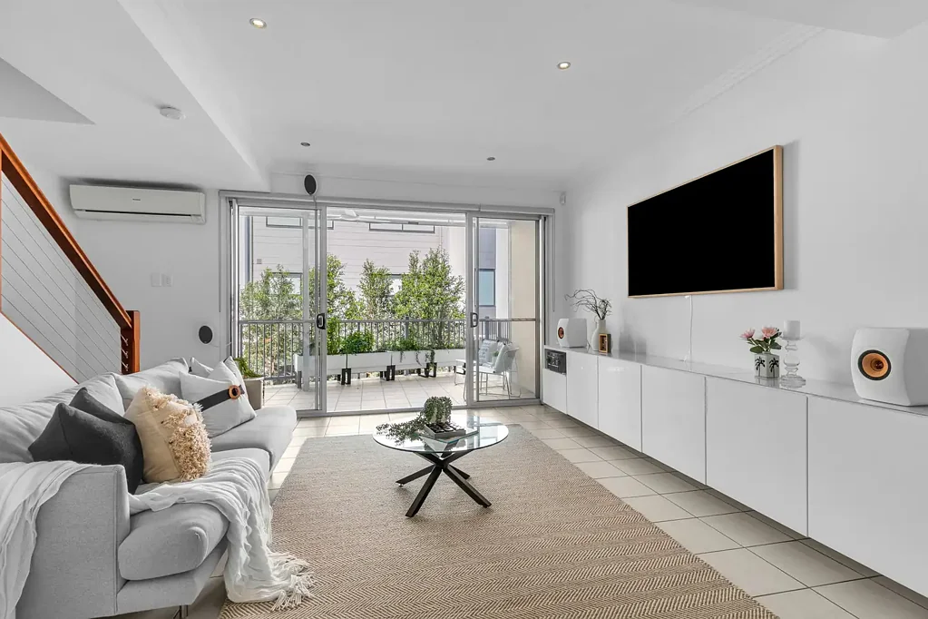 St Lucia 3房  风格独特175平方米三层联排别墅 圣 Lucia  Stylish 175sqm Tri-Level Townhome St Lucia