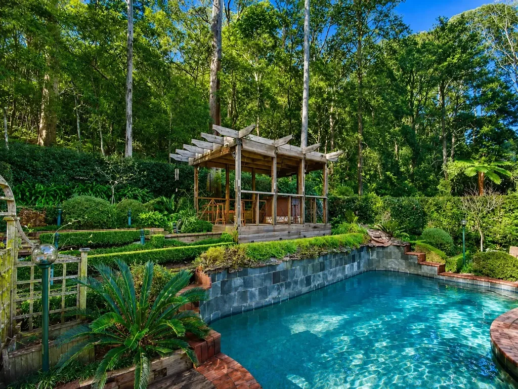 Peaceful Three Bedroom Brick House Cul-De-Sac With Outdoor Pool