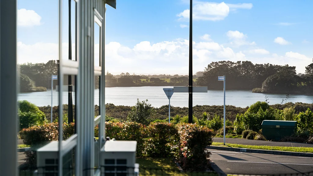 Waiuku 4 Slaapkamer Uninterrupted Water Views. Sophisticated Living.