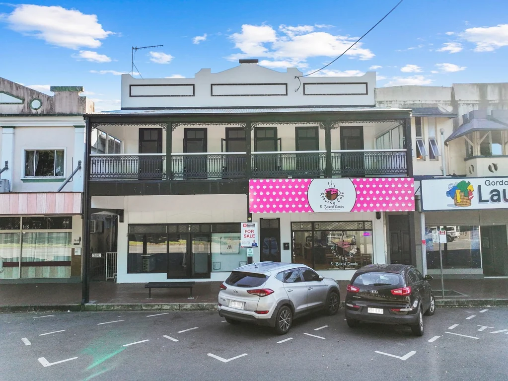 Gordonvale 6ห้องนอน BEAT THE COST OF LIVING WITH A LIFESTYLE HOME PLUS MASSIVE INCOME. FULLY LEASED COMMERCIAL PROPERTY WITH 2 HOMES & 3 SHOPS