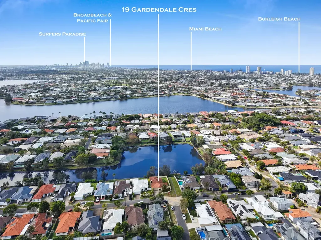 Burleigh Waters 3कमरा Tightly held waterfront living, ready to move in or make your own