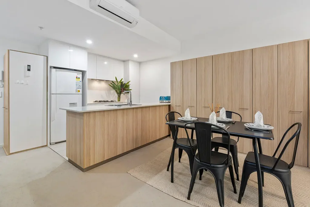 Hurstville 1房 中心地段精致公寓  宽敞开阔生活区  石质台面厨房  大卧室阳台  安全维护佳  步行即达一切便利 Stunning 1 Bed + Study Apartment with a huge Courtyard in the Heart of Hurstville