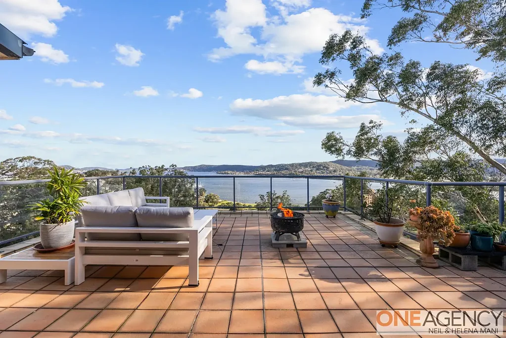 Gosford 4 Bedroom Penthouse for Entertainers with Panoramic Water Views