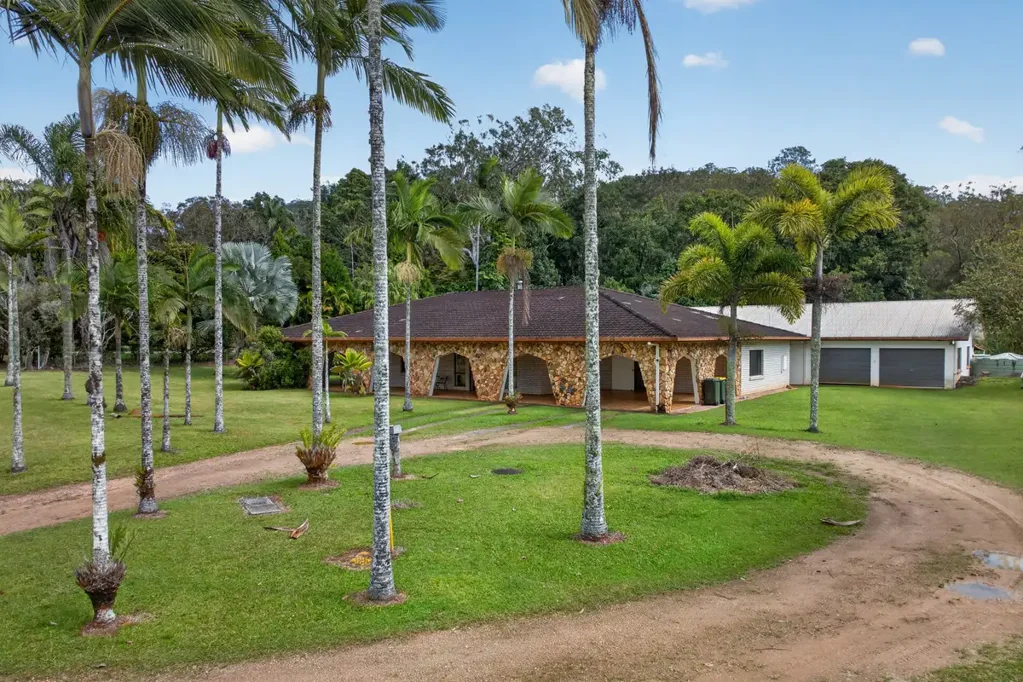 Atherton 4房  Rare One-Acre Opportunity | Massive Home | Ample Shed Space
