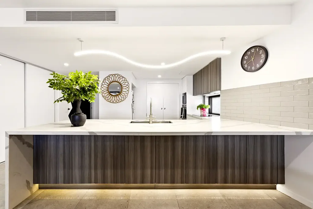 Redcliffe 3房 豪华海滨生活，尽享海湾全景 LUXURIOUS BEACHFRONT LIVING WITH PANORAMIC BAY VIEWS