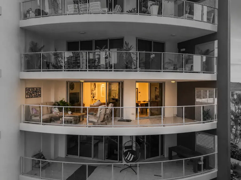 Surfers Paradise 3कमरा Sellers Bought Elsewhere! FULLY Renovated, 3 Bed, 2 Bath, 2 Car + Storage - Pet Friendly!