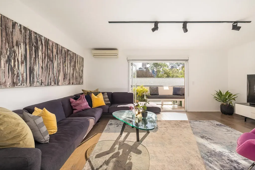 Woolloomooloo 2房 宽敞双层联排 光线充沛 壮丽城市景观 宽敞阳台 开放式生活区 安全停车 步行可达餐饮交通 Two-level townhouse with city panoramas