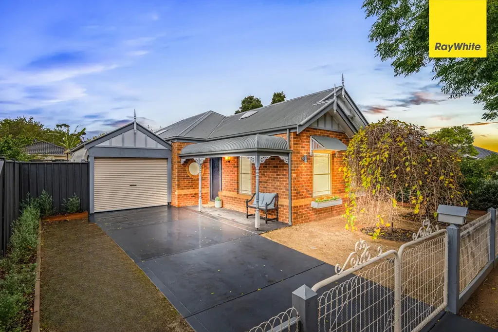 Wyndham Vale 3房 Wyndham Green Estate 2.7米高天花板 复古装修 Jarrah地板 高端电器 全年舒适气候控制 新翻修卧室 户外娱乐区 便利生活配套 Stylish Family Living in the Heart of Wyndham Green Estate