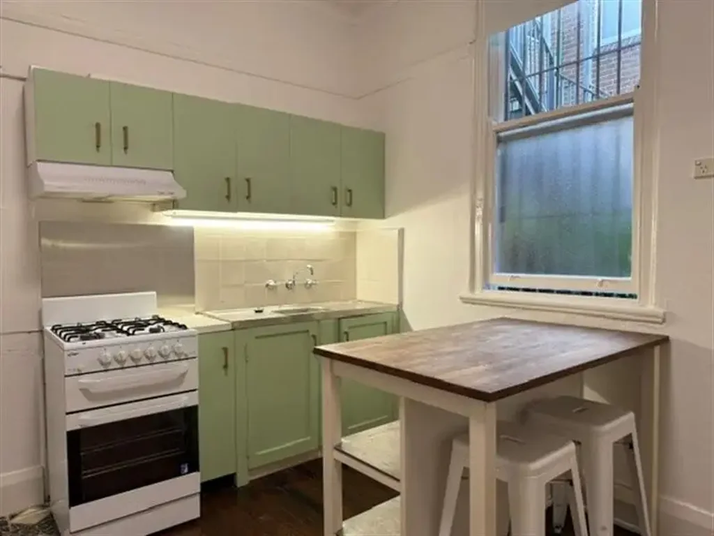 ART DECO 1 BEDROOM APARTMENT FRESHLY PAINTED