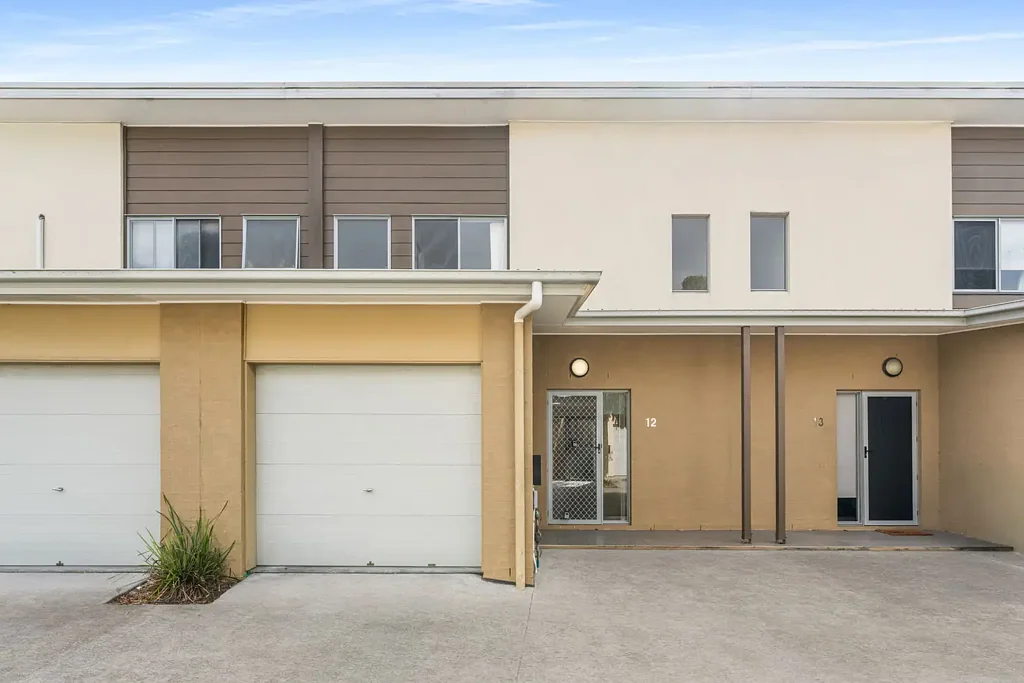 Kingston 3房 Kingston 中心现代且可拎包入住的联排别墅 Modern & Move-In Ready Townhouse in the Heart of Kingston