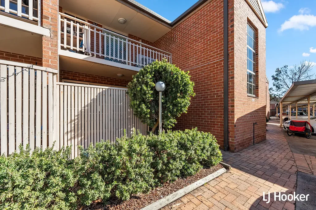 Lyneham 2房  Ground Floor Ease, Private Courtyard & Inner North Convenience