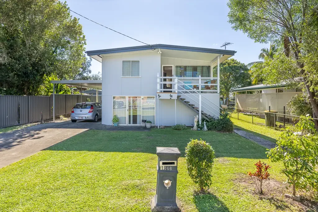 Toorbul 2房 水道清幽小屋 615平米宽地 无后邻私享 大车库车棚 连接保留地 扩建潜力无限 A Coastal Cottage Offering Lifestyle and Opportunity