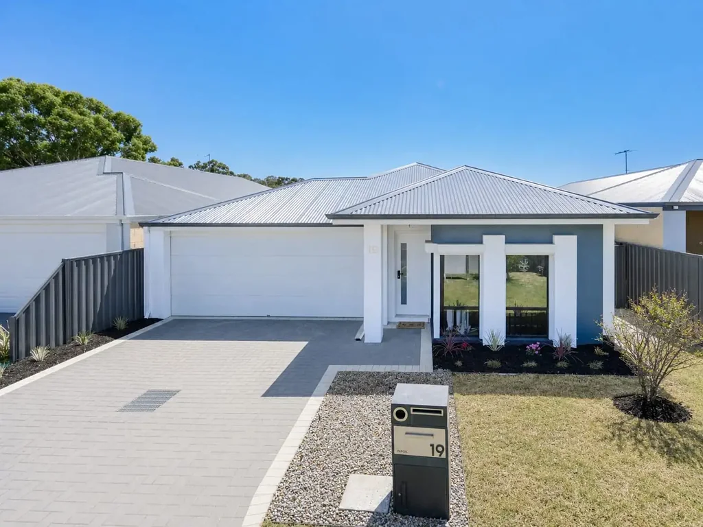 FAMILY HOME, FABULOUS LOCATION &  SOLAR PANELS