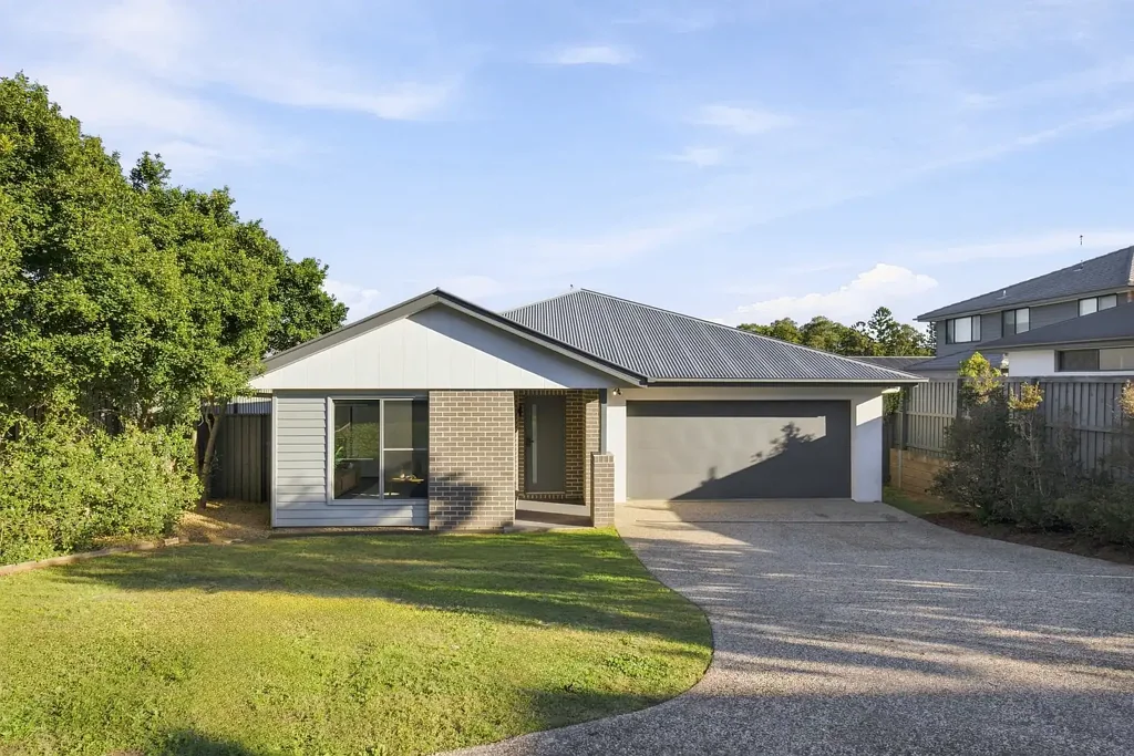 Bridgeman Downs 4Habitaciones Contemporary Family Living on an Expansive 795m2 Block