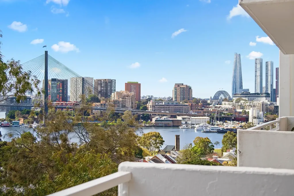 Glebe 2 Bedroom 'Avon Tower' Apartment with spectacular views and direct lift access