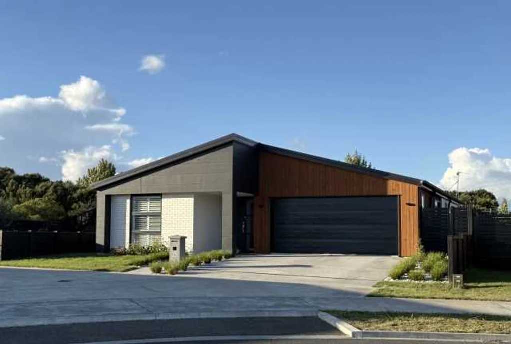 Rototuna 3房  Near New Ex Show Home. Standout Value in Rototuna.
