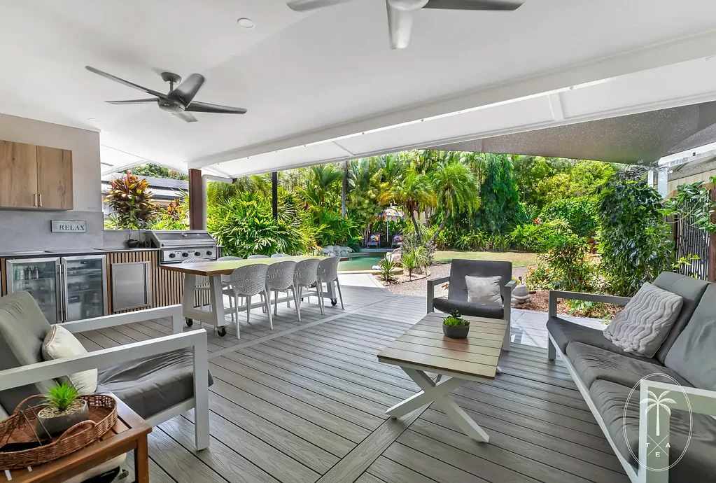 Palm Cove 4ห้องนอน Entertainer's Dream | Heart of Palm Cove | Massive Shed