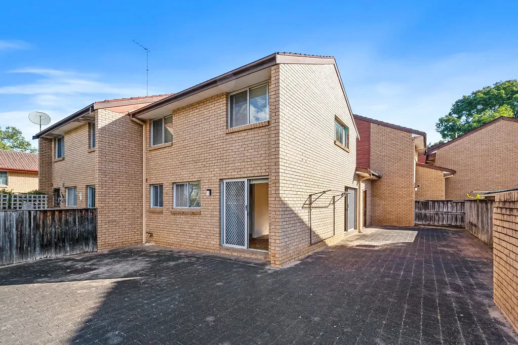 Parramatta 2房 完美的空白画布，具有增值潜力 The Perfect Blank Canvas With Opportunity To Add Value