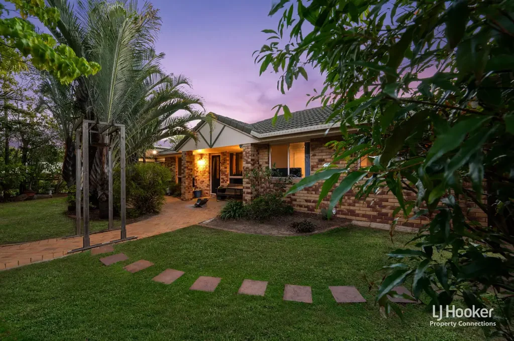 Bray Park 4房 一个温馨的家庭住宅，坐落在绿意盎然的宁静之中！ A Feel Good Family Home Amongst Leafy Serenity!