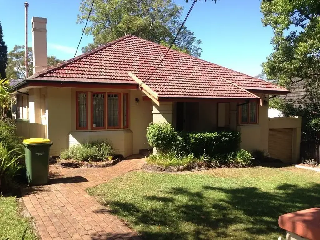 Full Brick House With Walk Distance To Shops and Train
