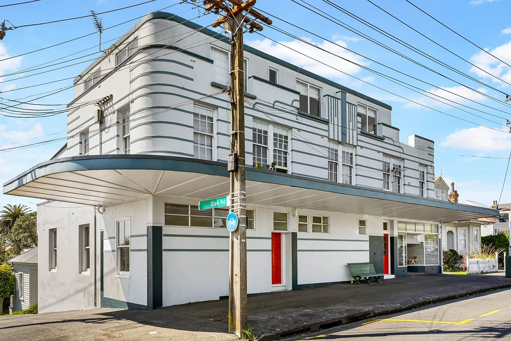 Renovated Luxury - Art Deco Apartment