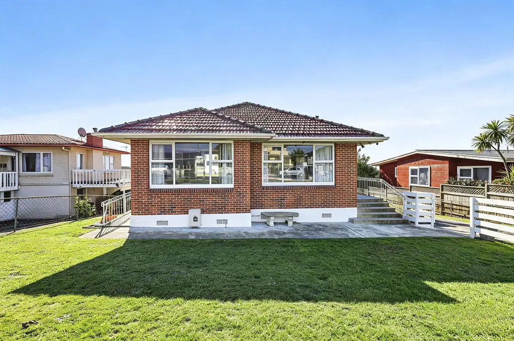 Botany Downs 2房  Space for Family. Options for the Future.
