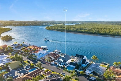 Paradise Point 6房  Sleek Three-Level Family Entertainer On Main River!