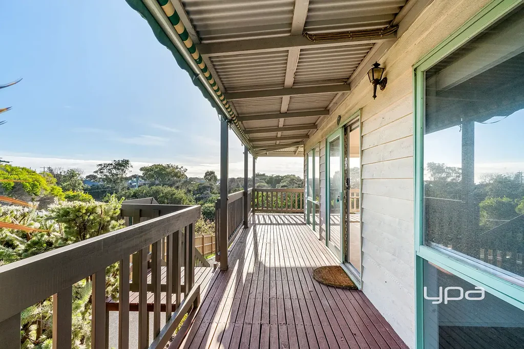 3 BEDROOMS, 2 BATHROOMS AND VIEWS!!!!!