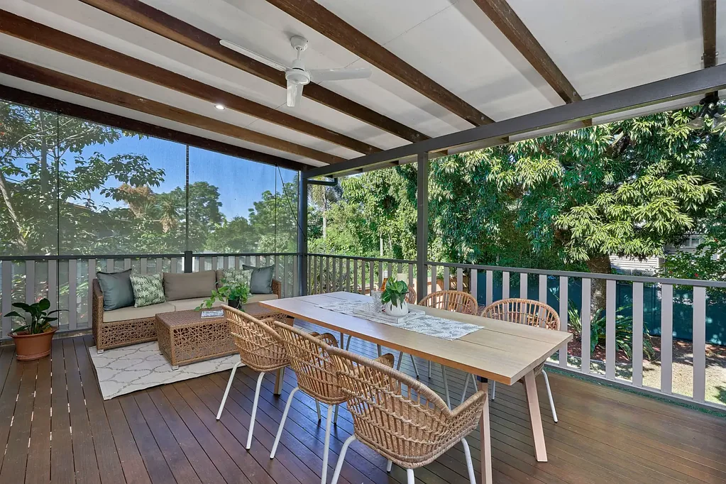 Westcourt 2房  Queenslander Charm, Country Character & a Huge Deck