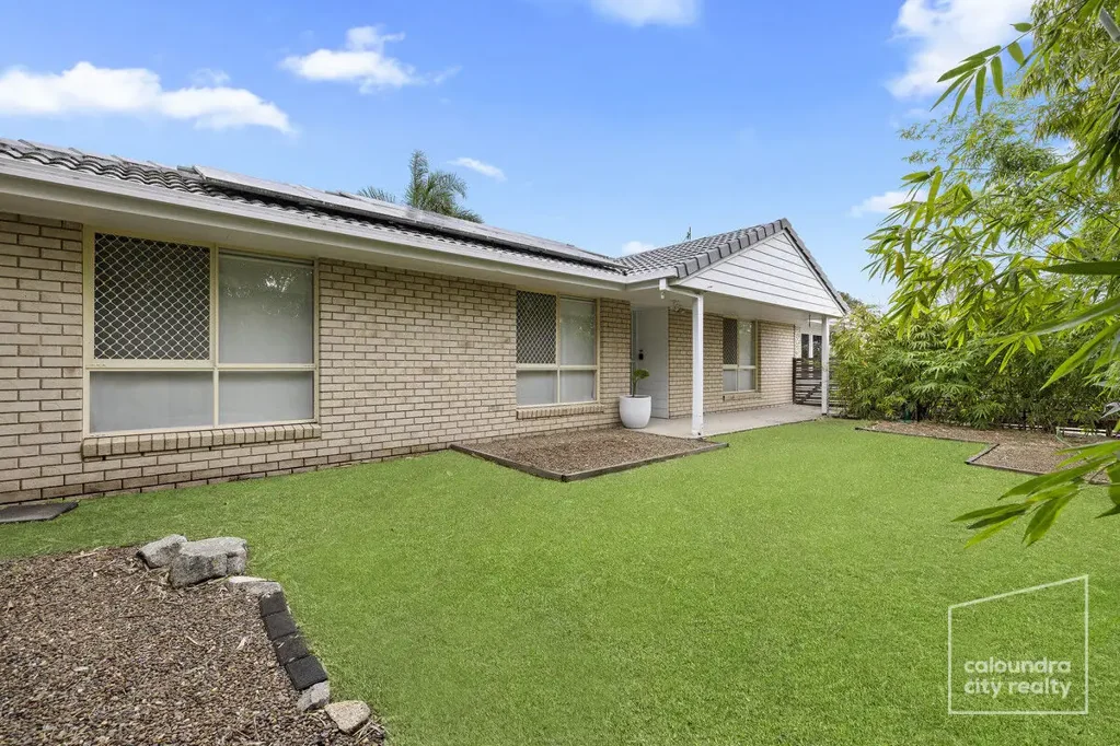 Currimundi 3 Bedroom FANTASTIC FAMILY HOME, SWIMMING POOL & SUPERB HOME STUDIO