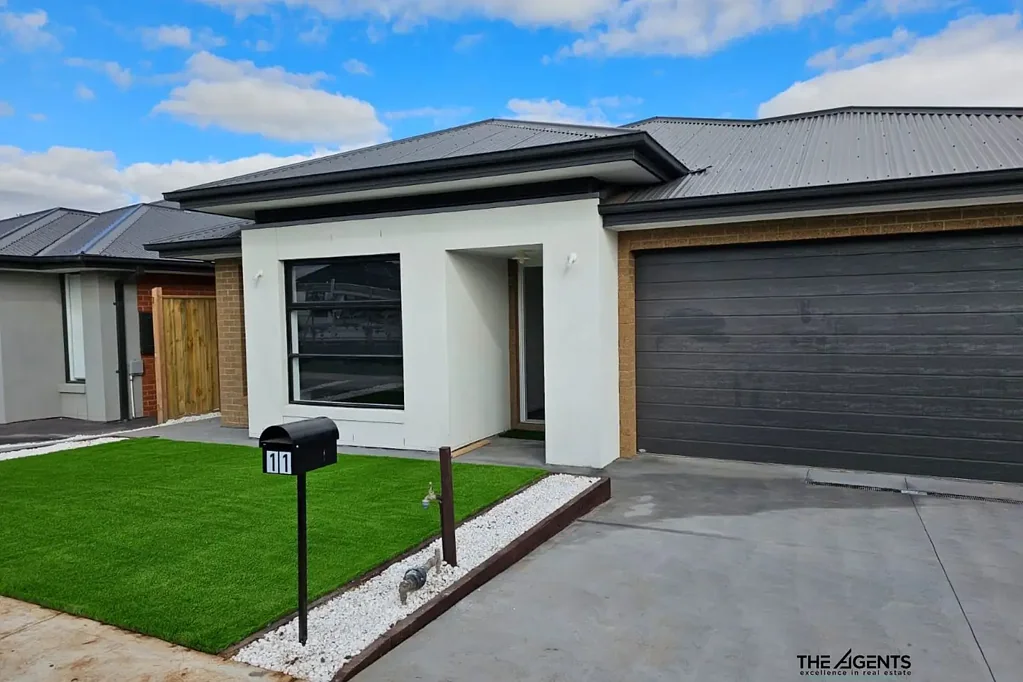 Modern 4-Bedroom Family Home in the Heart of Weir Views