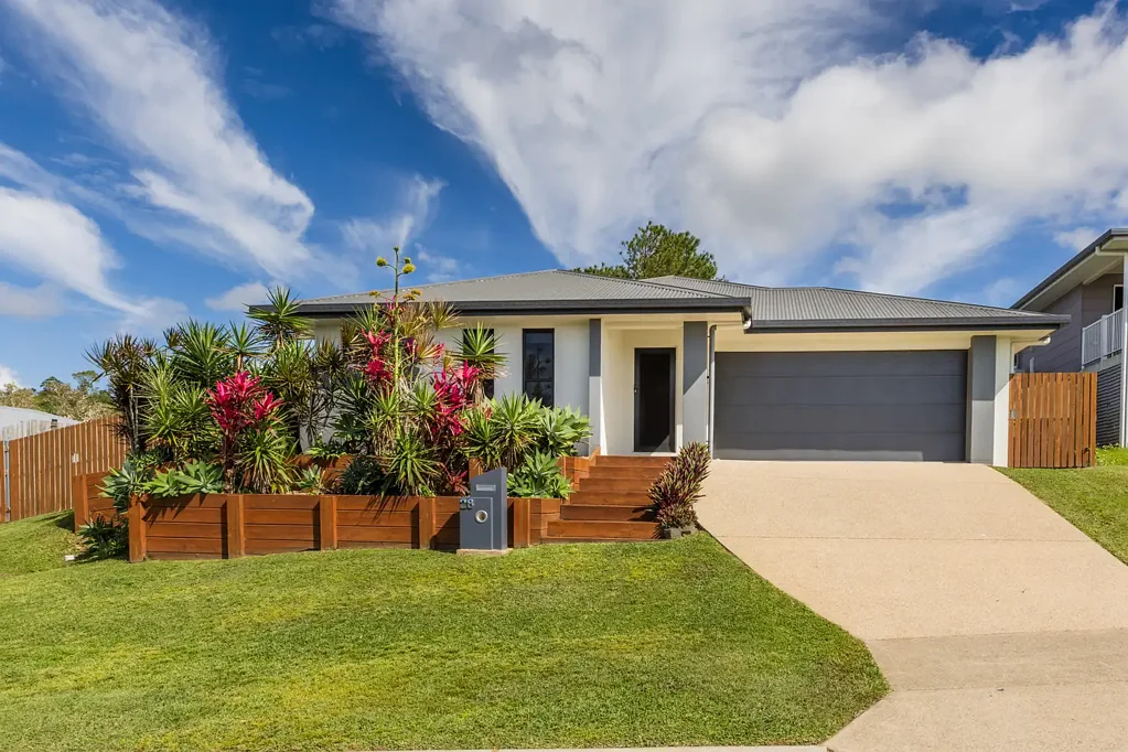 Rural View 4房  Spacious Family Home with Multiple Living Zones and Fabulous Backyard Potential