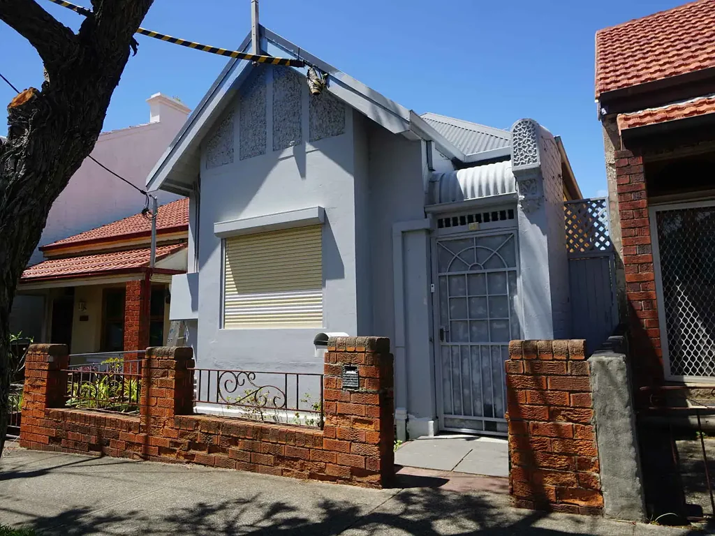 Petersham 2બેડરૂમ Character filled freestanding home with parking