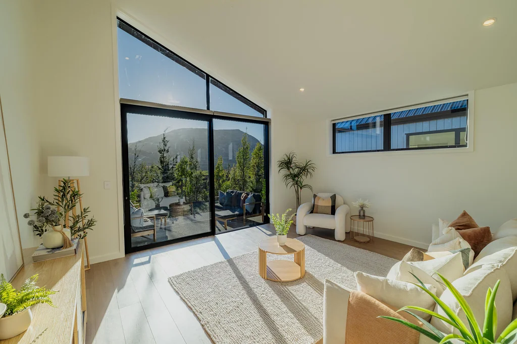Jacks Point 4房  Modern living with income potential and views