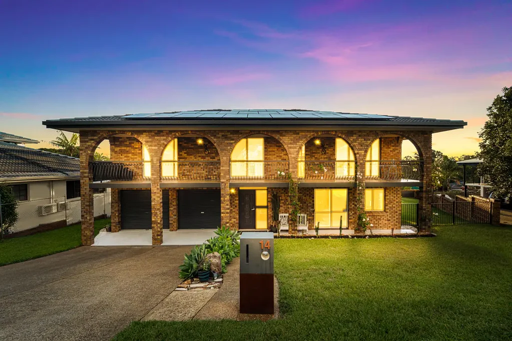Carseldine 4房 Winery Estate私宅 734㎡阔地 硬木地板 精装厨房 6灶头燃气灶 清澈泳池 太阳能系统 步行便利生活 Family Living with Timeless Charm & Grand Street Presence
