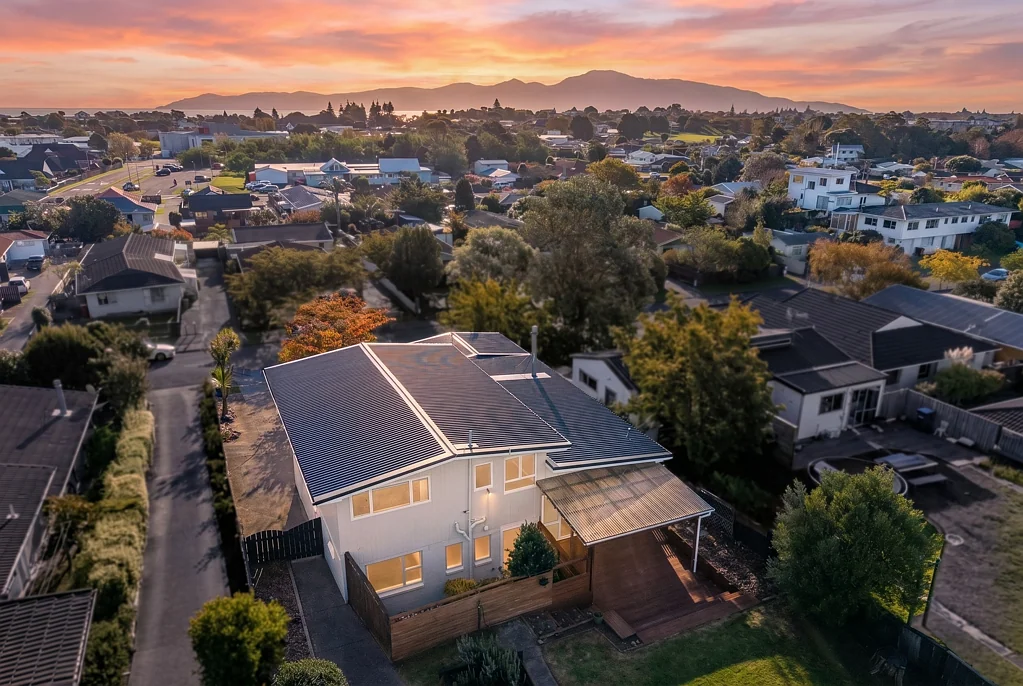 Raumati Beach 4房  Large 4 Bed Family Home + Sleepout in Prime Spot