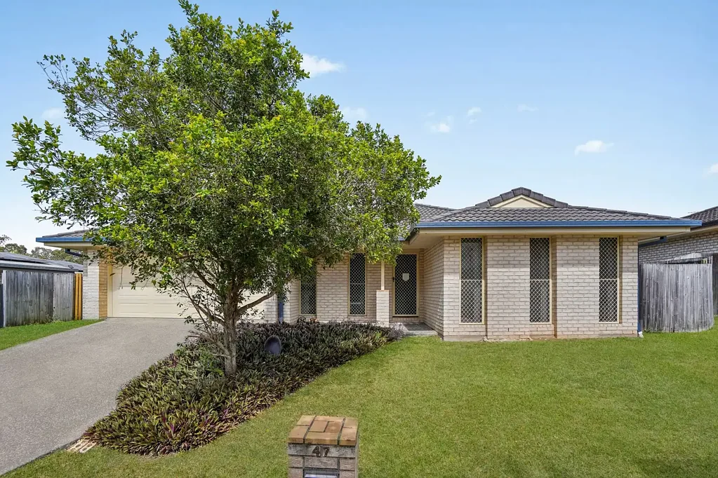 Upper Caboolture 4Kwarto Spacious Family Living with Multiple Living Areas on 674m²