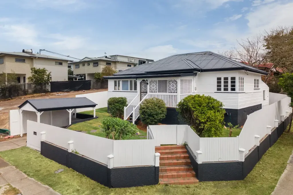 Greenslopes 4ห้องนอน Renovated Character, Modern Ease and Lifestyle Convenience